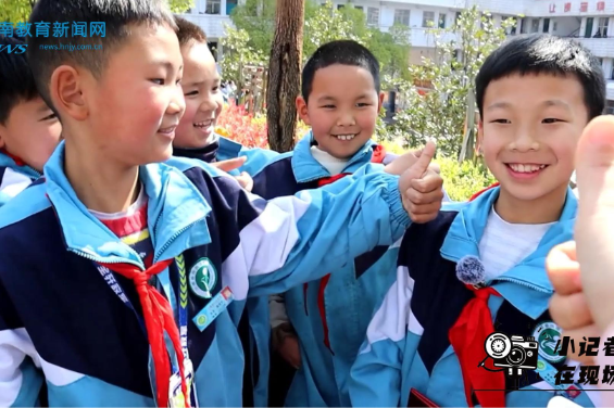 【沅陵站】凤鸣学校学生拾金不昧，警察颁发九州现金网的荣誉证书（小记者 文智鹏 指导教师 石艳 ）