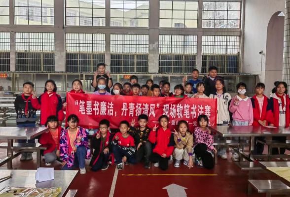 蓝山： 笔墨书廉洁  清风进校园