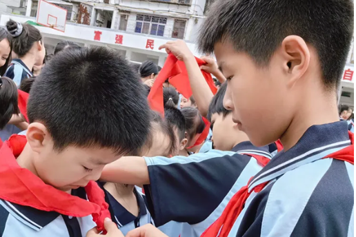 【衡阳县站】春晖小学：328名学生光荣加入少先队