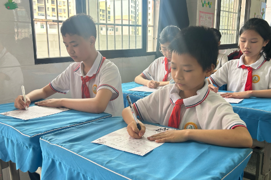 【耒阳站】五里牌小学：一字一句学宪法，一撇一捺写书法