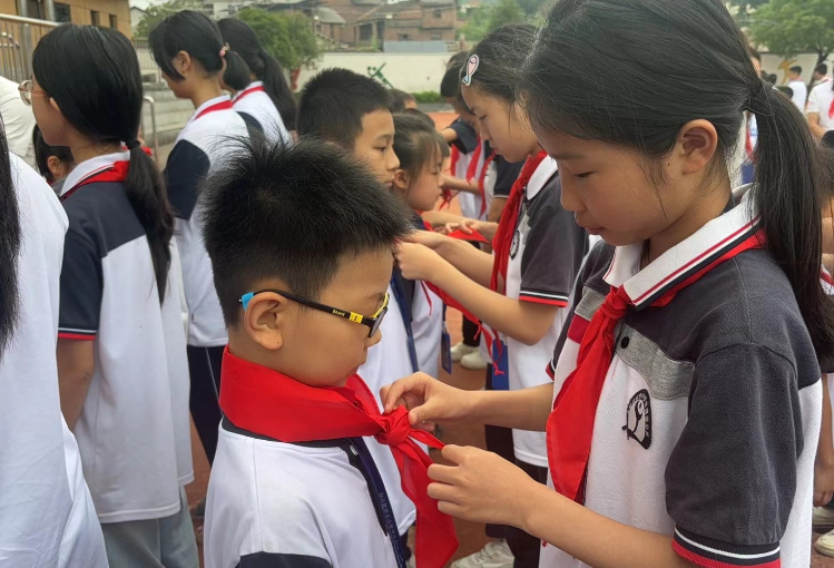 【耒阳站】实验中学铁路园分校：举行“红领巾，爱祖国”少先队入队仪式