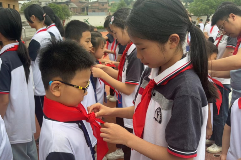 【耒阳站】实验中学铁路园分校：举行“红领巾，爱祖国”少先队入队仪式