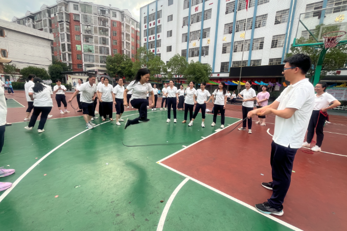 【耒阳站】实验小学金杯塘分校：教师各显“绳”通展英姿