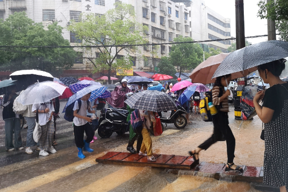 【衡东县站】在暴雨中架起“爱心桥”