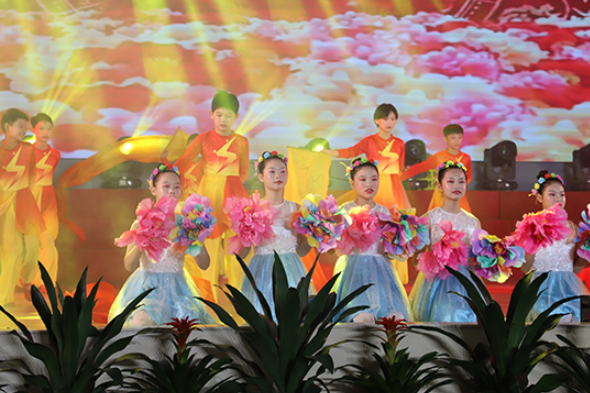 【衡阳县站】实验学校：局长陪孩子们欢庆“六一”
