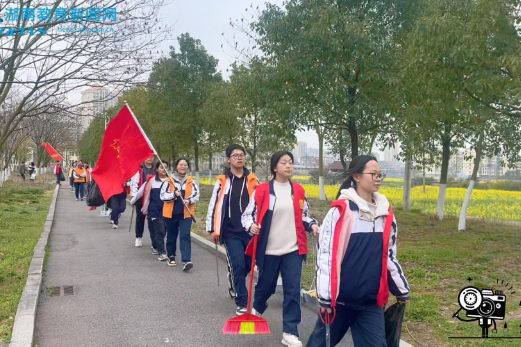#小记者在现场 #学雷锋月 【衡阳县站】弘扬中学：三月春风暖人心，雷锋精神伴我行（小记者 廖筱冉 指导教师 李欣兴 张键）