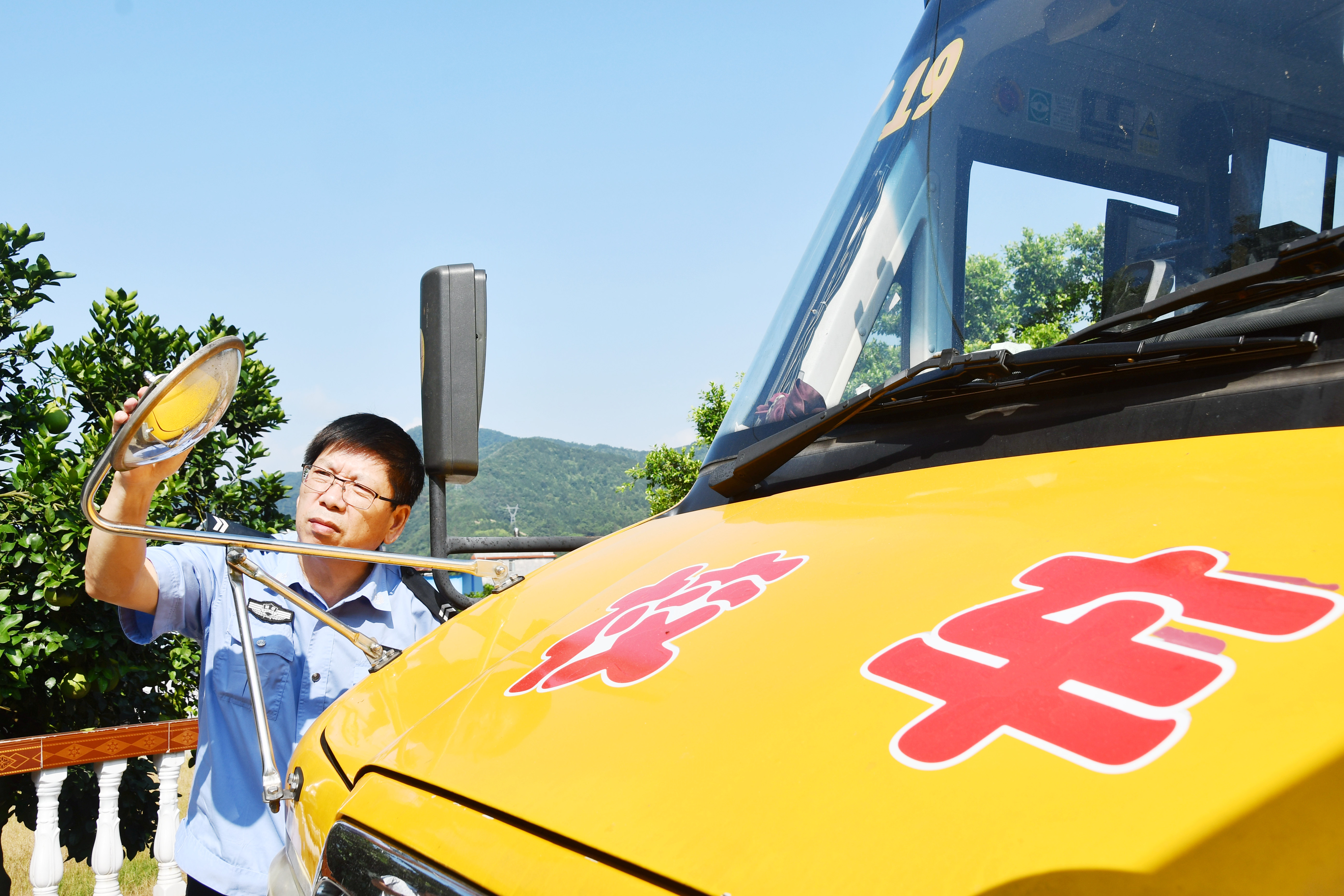 8月26日，湖南省永州市江永县公安局交警大队二中队民警对辖区一家校车服务有限公司的校车进行安全检查，保障学生乘车安全。田如瑞摄 (1).jpg